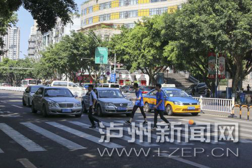 四川警察學(xué)院前的斑馬線沒(méi)有紅綠燈，但過(guò)往車輛見(jiàn)到有行人過(guò)斑馬線都會(huì)禮讓行人