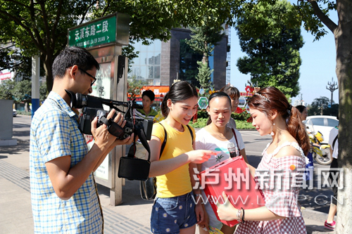 市民踴躍參與街頭答題。 王元明 攝